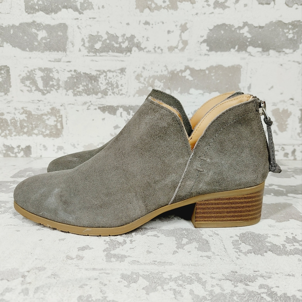NEW Kenneth Cole Reaction Side Skip Gray Suede Low Heel Ankle Booties T383